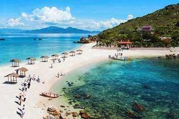 Bãi biển đảo Yến-Hòn Nội (Khánh Hòa). 