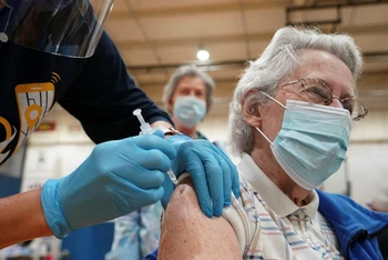 Tiêm vaccine phòng Covid-19 cho người cao tuổi ở Martinsburg, Tây Virginia, Mỹ, tháng 3/2021. (Ảnh: Reuters)
