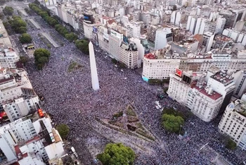 Người Argentina phủ kín đường phố Buenos Aires mừng đội tuyển nước này vào chung kết World Cup. (Ảnh: Reuters)