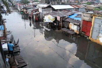 Một con đường ở thủ đô Kinshasa bị ngập do mưa lũ. (Nguồn: Reuters)
