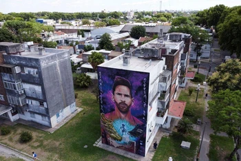 Bức tranh tường khổng lồ về ngôi sao Lionel Messi gần ngôi nhà nơi anh sinh ra ở Rosario, Argentina. (Ảnh: Reuters)