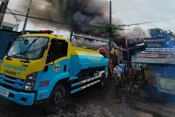 Lực lượng cứu hỏa được triển khai tới dập đám cháy tại thành phố Muntinlupa, Philippines. (Nguồn: Inquirer)