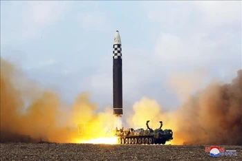 Vụ phóng tên lửa đạn đạo xuyên lục địa (ICBM) "Hwasong Gun 17" của Triều Tiên ngày 18/11/2022. (Ảnh tư liệu: AFP/TTXVN)