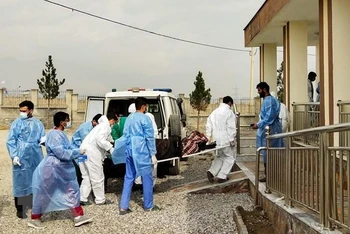 Nhân viên y tế chuyển nạn nhân tử vong trong vụ cháy ở Charikar, Afghanistan, ngày 18/12/2022. (Ảnh: AFP/TTXVN)