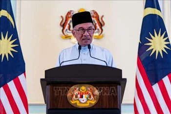 Thủ tướng Malaysia Anwar Ibrahim phát biểu tại cuộc họp báo ở Putrajaya, Malaysia. (Ảnh: THX/TTXVN)