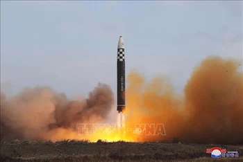 Vụ phóng tên lửa đạn đạo xuyên lục địa (ICBM) "Hwasong Gun 17" của Triều Tiên ngày 18/11/2022. (Ảnh tư liệu: AFP/TTXVN)