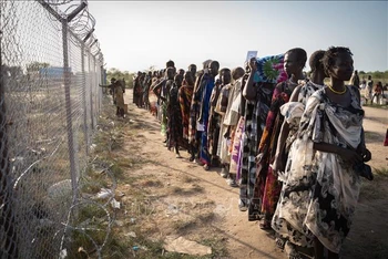 Người tị nạn xếp hàng chờ nhận lương thực cứu trợ tại Gumuruk, Nam Sudan. (Ảnh: AFP/TTXVN)