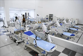 Bên trong 1 bệnh viện dã chiến điều trị cho bệnh nhân mắc Covid-19 tại Jakarta, Indonesia. (Ảnh: AFP/TTXVN)