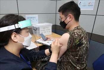 Tiêm vaccine ngừa Covid-19 tại Seongnam, Hàn Quốc. (Ảnh: AFP/TTXVN)