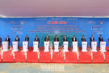 Thủ tướng Phạm Minh Chính cùng lãnh đạo các Bộ, ngành Trung ương và địa phương tại điểm cầu Quảng Ngãi ấn nút khởi công đồng loạt 12 dự án thành phần cao tốc bắc-nam. 