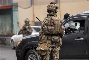 Lực lượng an ninh được triển khai tại hiện trường vụ tấn công một khách sạn ở trung tâm thủ đô Kabul, Afghanistan ngày 12/12/2022. (Ảnh minh họa: AFP/TTXVN)