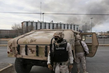 Binh lính Mexico đứng gác bên ngoài một nhà tù ở thành phố Ciudad Juarez, Mexico, ngày 1/1/2023. (Nguồn: ABC News)