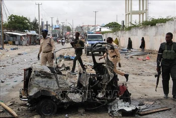 Cảnh sát Somalia điều tra tại hiện trường 1 vụ đánh bom liều chết ở thủ đô Mogadishu. (Ảnh tư liệu: AFP/TTXVN)