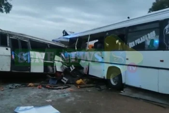 Hiện trường vụ tai nạn xe buýt nghiêm trọng tại Kaffrine, Senegal. (Nguồn: Senenews)