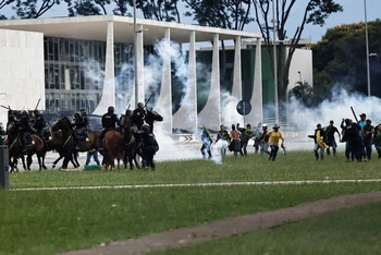 Những người ủng hộ cựu Tổng thống Brazil Jair Bolsonaro đụng độ với lực lượng an ninh trong cuộc biểu tình bên ngoài Dinh tổng thống ở Brasilia, Brazil, ngày 8/1/2023. (Ảnh: Reuters)