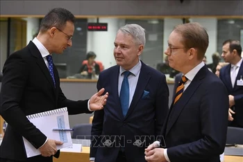Ngoại trưởng Hungary Peter Szijjarto (trái) trao đổi với Ngoại trưởng các nước Phần Lan Pekka Haavisto (giữa) và Thuỵ Điển Tobias Billstrom tại Hội nghị hội đồng Bộ trưởng Liên minh châu Âu ở Brussels, Bỉ ngày 12/12/2022. Ảnh: AFP/TTXVN