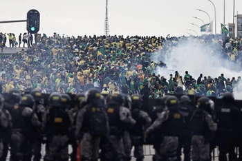 Người biểu tình ủng hộ cựu Tổng thống Brazil Jair Bolsonaro đột nhập Dinh Tổng thống đương nhiệm ở Brasilia, ngày 8/1/2023. (Ảnh: Reuters)
