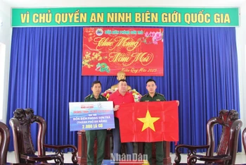 Nhà báo Đặng Hoàng Dũng, Trưởng Văn phòng đại diện Báo Người Lao động khu vực miền trung trao tặng cờ Tổ quốc cho Đồn Biên phòng Sơn Trà.