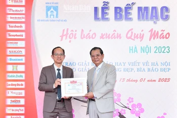 Đại diện Báo Nhân Dân nhận Giải bìa báo đẹp tại Hội báo Xuân Quý Mão - Hà Nội năm 2023. (Ảnh: THỦY NGUYÊN)