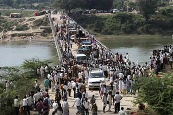 Người dân di chuyển qua cầu sau vụ giẫm đạp gần. (Ảnh: Reuters)