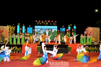 Biểu diễn chương trình nghệ thuật “Mừng Đảng-Mừng Xuân Quý Mão 2023” tại Quảng trường Nguyễn Tất Thành.