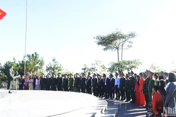 Lãnh đạo và đông đảo nhân dân tỉnh Kon Tum tại Lễ chào cờ chủ quyền đầu Xuân Quý Mão 2023.