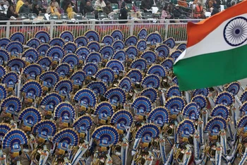 Binh lính Ấn Độ trong cuộc diễu hành trên Đại lộ Kartavya ở thủ đô New Delhi nhân kỷ niệm 74 năm Ngày Cộng hòa. (Ảnh: Reuters)