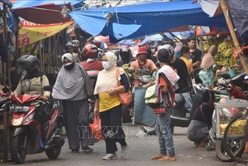Người dân mua sắm tại một khu chợ ở Bekasi, Indonesia. (Ảnh: AFP/TTXVN)