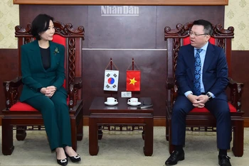 Tổng Biên tập Lê Quốc Minh tiếp Đại sứ Hàn Quốc Oh Youngju tới thăm và làm việc tại Báo Nhân Dân. (Ảnh: THỦY NGUYÊN)