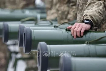 Quân nhân Ukraine tại lễ chuyển giao các thiết bị quân sự và vũ khí hạng nặng tại Kiev. (Ảnh tư liệu: Getty Images/TTXVN)