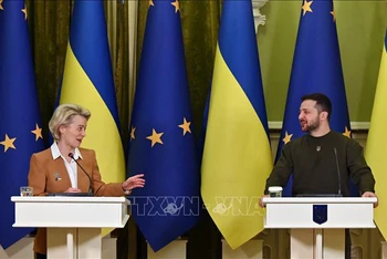 Chủ tịch Ủy ban châu Âu Ursula von der Leyen (trái) trong cuộc họp báo chung sau hội đàm với Tổng thống Ukraine Volodymyr Zelensky tại Kiev, ngày 2/2/2023. (Ảnh: AFP/TTXVN)