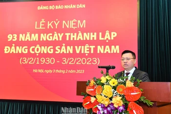Tổng Biên tập Lê Quốc Minh đọc diễn văn tại lễ kỷ niệm. (Ảnh: THỦY NGUYÊN)