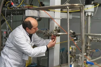 Thành viên Cơ quan Năng lượng nguyên tử quốc tế (IAEA) dừng hoạt động làm giàu urani tại cơ sở hạt nhân Natanz của Iran, ngày 20/1/2014. (Ảnh: TTXVN phát)