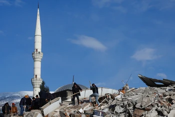 Lực lượng cứu hộ tìm kiếm tại địa điểm của 1 tòa nhà bị hư hại sau trận động đất ở Kahramanmaras, Thổ Nhĩ Kỳ, ngày 8/2/2023. (Ảnh: Reuters)