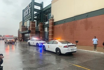 Cảnh sát tại hiện trường vụ xả súng ở Trung tâm mua sắm Greenwood Park, bang Indiana, Mỹ, ngày 17/7/2022. (Ảnh minh họa: Fox 59) 