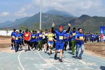 Đồng chí Khuất Việt Hùng, Phó Chủ tịch Chuyên trách Ủy ban An toàn giao thông quốc gia chạy cùng với các vận động viên.
