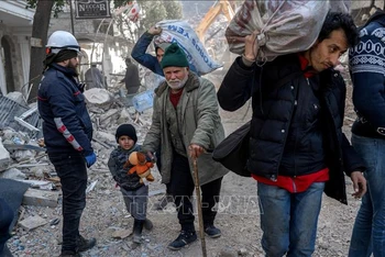 Người dân di chuyển giữa đống đổ nát sau trận động đất tại Antakia, tỉnh Hatay, Thổ Nhĩ Kỳ, ngày 11/2/2023. (Ảnh: AFP/TTXVN)