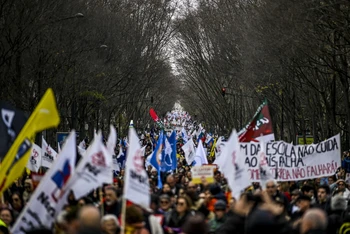 Giáo viên tham gia tuần hành yêu cầu tăng lương tại Lisbon, Bồ Đào Nha, ngày 11/2/2023. (Nguồn: AFP/TTXVN)