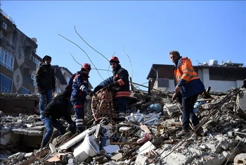 Lực lượng cứu hộ tìm kiếm nạn nhân tại hiện trường đổ nát sau động đất ở Antakya, tỉnh Hatay, Thổ Nhĩ Kỳ, ngày 11/2/2023. (Ảnh: THX/TTXVN)