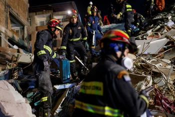 Đội cứu hộ tích cực tìm kiếm người sống sót tại hiện trường 1 tòa nhà bị sập do động đất ở Hatay, Thổ Nhĩ Kỳ, ngày 11/2/2023. (Ảnh: Reuters)