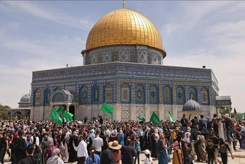 Các tín đồ Hồi giáo Palestine tại đền Al-Aqsa (mà Israel gọi là Núi Đền) ở Jerusalem. (Ảnh minh họa: AFP/TTXVN)