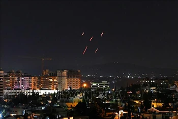 Lực lượng phòng không Syria đánh chặn tên lửa của Israel trên bầu trời thủ đô Damascus. (Ảnh tư liệu: AFP/TTXVN)