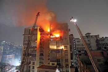Hỏa hoạn tại tòa nhà 12 tầng ở thủ đô Dhaka của Bangladesh. (Ảnh: newagebd.net)