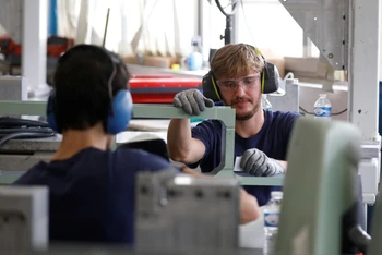Công nhân trong giờ làm việc tại nhà máy Rafaut ở Villeneuve-la-Garenne, gần Paris, Pháp. (Ảnh minh họa: Reuters)
