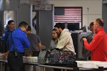Nhân viên an ninh làm thủ tục kiểm tra tại sân bay LAX ở Los Angeles, bang California, Mỹ. (Ảnh tư liệu: AFP/TTXVN)