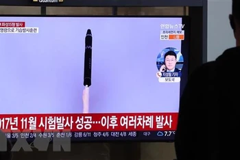 Truyền hình Hàn Quốc đưa tin về vụ phóng thử tên lửa đạn đạo liên lục địa Hwasong-15 của Triều Tiên, tại Seoul, ngày 19/2/2023. (Ảnh: Yonhap/TTXVN)