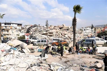 Lực lượng cứu hộ tìm kiếm nạn nhân tại hiện trường đổ nát sau động đất ở Antakya, tỉnh Hatay, Thổ Nhĩ Kỳ. (Ảnh: THX/TTXVN)