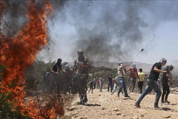 Người biểu tình Palestine đụng độ với lực lượng an ninh Israel tại Beita, phía nam thành phố Nablus của Bờ Tây. (Ảnh tư liệu: AFP/TTXVN)