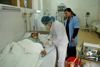 Điều trị cho bệnh nhân có bảo hiểm y tế tại Bệnh viện Trung ương Quân đội 108. (Ảnh: NGUYỄN ĐĂNG)