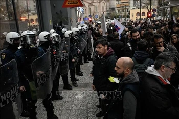 Người dân biểu tình tại Athens, sau vụ tai nạn đường sắt thảm khốc gần thành phố Larissa, Hy Lạp ngày 2/3/2023. (Ảnh: AFP/TTXVN)
